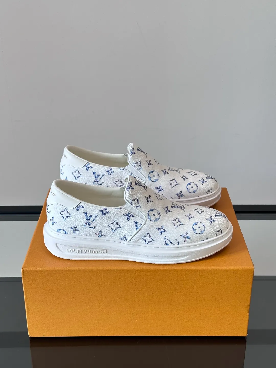 Men's shoes 💰p360 "LOUIS VUITTO＊" Classic presbyopic slip-on loafers are made of classic Damier Gra men's shoes 💰phite canvas, with LV logo embellishment on the shoe body, leather straps decorated with LV metal logo buckles, smooth calf leather trim, and Monogram flower rubber outsole, full of youthful vitality and elegance. Blake craftsmanship and hand-stitched uppers cleverly establish recognition, and the standard sheepskin lining provides a comfortable and soft foot feel! Size: 38-44